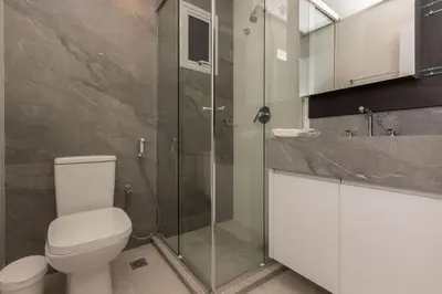 A planta de Porto Madero 301 – Apartamento Moderno em Condomínio com Piscina e Academia no Rooftop no Centro de Bombinhas.