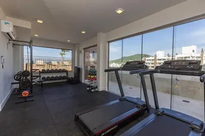 A planta de Porto Madero 301 – Apartamento Moderno em Condomínio com Piscina e Academia no Rooftop no Centro de Bombinhas.