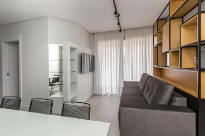 A planta de Porto Madero 301 – Apartamento Moderno em Condomínio com Piscina e Academia no Rooftop no Centro de Bombinhas.