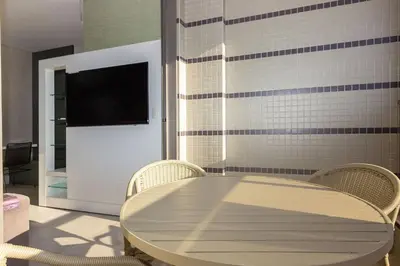 A planta de Porto Madero 301 – Apartamento Moderno em Condomínio com Piscina e Academia no Rooftop no Centro de Bombinhas.