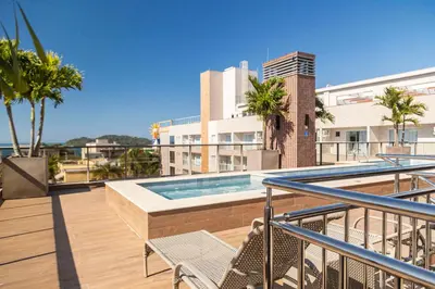 A planta de Porto Madero 202 – Apartamento Moderno em Condomínio com Piscina e Academia no Rooftop no Centro de Bombinhas.
