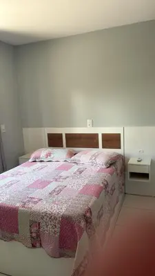 Uma cama ou camas num quarto em Apto lateral mar
