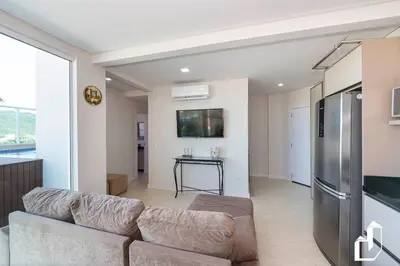 Uma televisão e/ou sistema de entretenimento em Cobertura duplex com piscina e 03 suítes