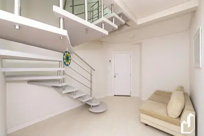 A planta de Cobertura duplex com piscina e 03 suítes