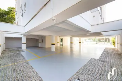 A planta de Cobertura duplex com piscina e 03 suítes