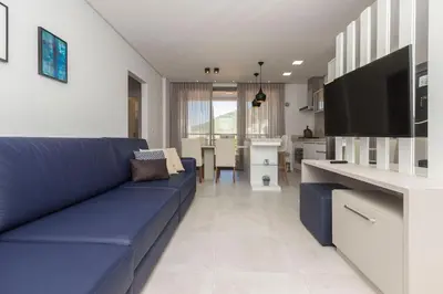 A planta de Porto Madero 305 – Apartamento Moderno em Condomínio com Piscina e Academia no Rooftop no Centro de Bombinhas.