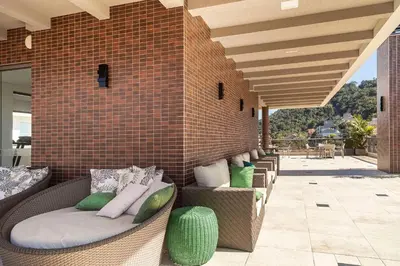 A planta de Porto Madero 305 – Apartamento Moderno em Condomínio com Piscina e Academia no Rooftop no Centro de Bombinhas.