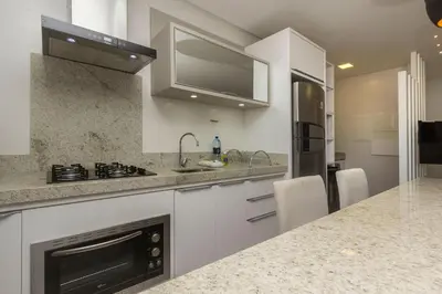 A planta de Porto Madero 305 – Apartamento Moderno em Condomínio com Piscina e Academia no Rooftop no Centro de Bombinhas.