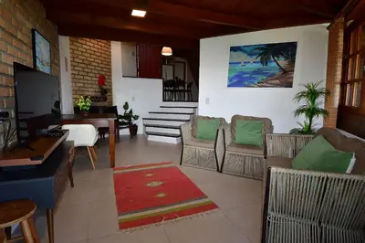 Uma área de estar em BANGALÔ CASA GRANDE - EXCLUSIVIDADE, CONFORTO E PRIVACIDADE.