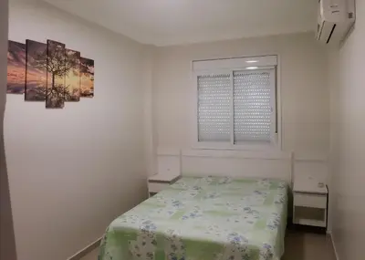 Uma cama ou camas num quarto em Excelente apto 3 quartos em Bombas, 100 metros do mar e 2 vagas de garagem