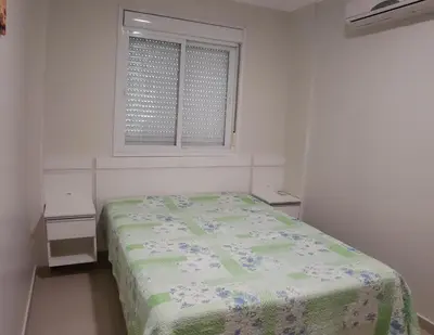 Uma cama ou camas num quarto em Excelente apto 3 quartos em Bombas, 100 metros do mar e 2 vagas de garagem