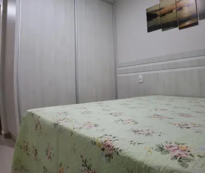 Uma cama ou camas num quarto em Excelente apto 3 quartos em Bombas, 100 metros do mar e 2 vagas de garagem