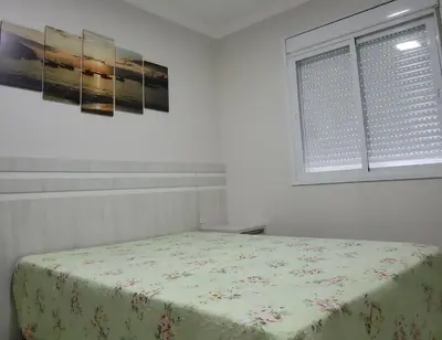 Uma cama ou camas num quarto em Excelente apto 3 quartos em Bombas, 100 metros do mar e 2 vagas de garagem