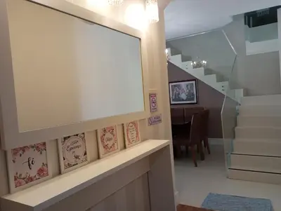 A planta de Linda Cobertura duplex compartilhada a duas quadras do mar