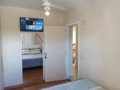 Uma cama ou camas num quarto em Linda Cobertura duplex compartilhada a duas quadras do mar