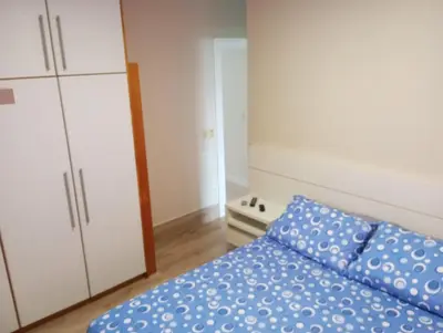 Uma cama ou camas num quarto em Linda Cobertura duplex compartilhada a duas quadras do mar