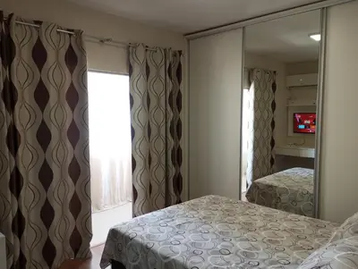 Uma cama ou camas num quarto em Linda Cobertura duplex compartilhada a duas quadras do mar