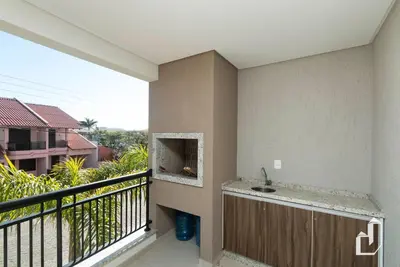 Uma varanda ou terraço em Apartamento com 03 dormitórios meia quadra do mar