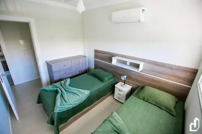 Uma área de estar em Apartamento com 03 dormitórios meia quadra do mar