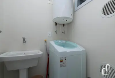 Uma casa de banho em Apartamento com 03 dormitórios meia quadra do mar