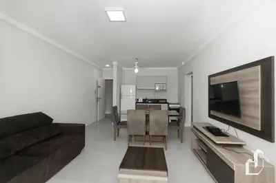 A cozinha ou kitchenette de Apartamento com 03 dormitórios meia quadra do mar