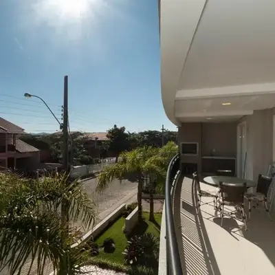 Apartamento com 03 dormitórios meia quadra do mar