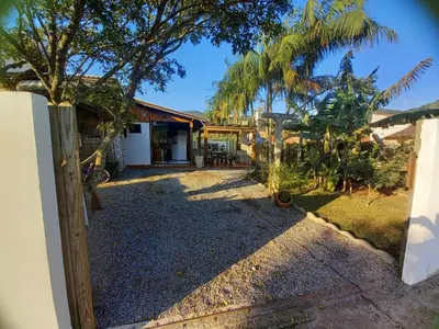 Um jardim no exterior de Loft praia Porto Belo