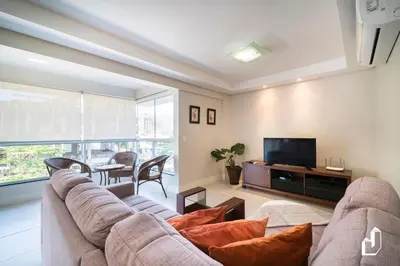 Uma televisão e/ou sistema de entretenimento em Kremer Residence: Apartamento 301