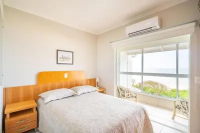 Uma cama ou camas num quarto em Frente ao mar - Residencial Guilhermina - Casa 08