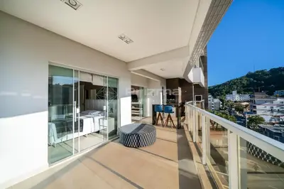 Uma varanda ou terraço em Mario Guilherme - Apto - 301 - Lindo apartamento condomínio de alto padrão com piscina e academia.