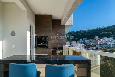 Uma vista geral da montanha ou uma vista da montanha a partir do apartamento