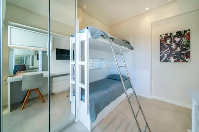 Uma cama ou camas num quarto em Mario Guilherme - Apto - 301 - Lindo apartamento condomínio de alto padrão com piscina e academia.