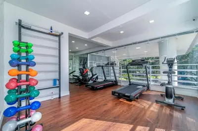 O centro de fitness e/ou as comodidades de fitness de Mario Guilherme - Apto - 301 - Lindo apartamento condomínio de alto padrão com piscina e academia.
