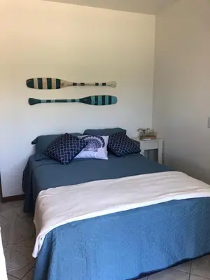 Uma cama ou camas num quarto em Apto 251 - CONDOMÍNIO SOLAR DAS BROMÉLIAS