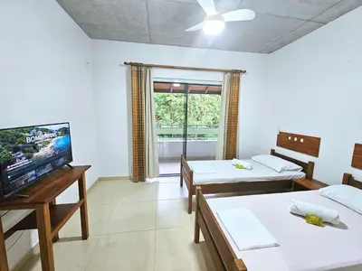 Uma televisão e/ou sistema de entretenimento em Refúgio da Lagoinha - Centro de Bombinhas