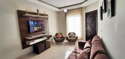 Uma televisão e/ou sistema de entretenimento em Casa 4 quartos com piscina AQUECIDA em Bombinhas
