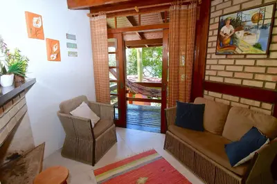 Uma área de estar em BANGALÔ CASA DO MAR - EXCLUSIVIDADE, CONFORTO E PRIVACIDADE.