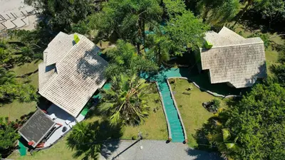 Um jardim no exterior de BANGALÔ CASA DO MAR - EXCLUSIVIDADE, CONFORTO E PRIVACIDADE.