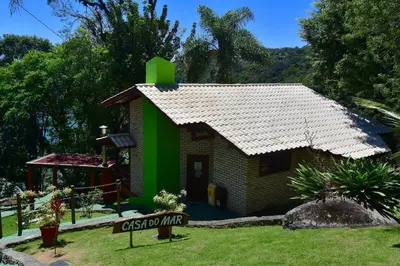 Um jardim no exterior de BANGALÔ CASA DO MAR - EXCLUSIVIDADE, CONFORTO E PRIVACIDADE.