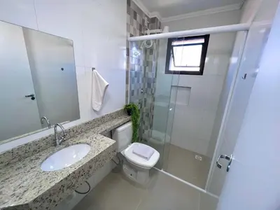 Uma casa de banho em Bella Catarina Bombinhas