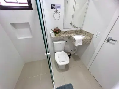 Uma casa de banho em Bella Catarina Bombinhas