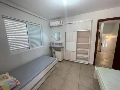 Uma cama ou camas num quarto em 411- Casa para 8 pessoas 20 metros da Praia Central em Bombinhas