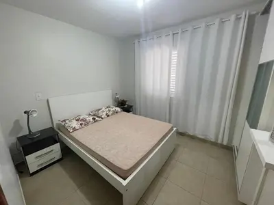 Uma cama ou camas num quarto em 411- Casa para 8 pessoas 20 metros da Praia Central em Bombinhas