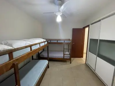 Uma cama ou camas num quarto em 411- Casa para 8 pessoas 20 metros da Praia Central em Bombinhas