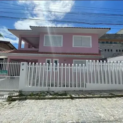 411- Casa para 8 pessoas 20 metros da Praia Central em Bombinhas