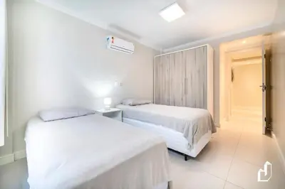 Uma cama ou camas num quarto em Kremer Residence: Apto 202 amplo próximo ao mar