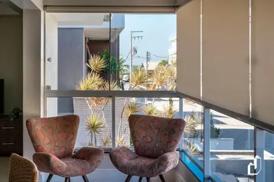 Uma área de estar em Kremer Residence: Apto 202 amplo próximo ao mar