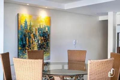 Uma área de estar em Kremer Residence: Apto 202 amplo próximo ao mar