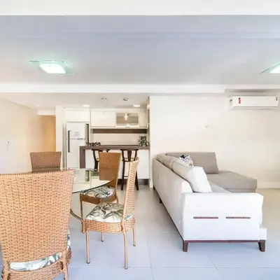 Kremer Residence: Apto 202 amplo próximo ao mar