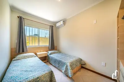 Uma cama ou camas num quarto em Residencial Maresias - Apartamento 101 térreo
